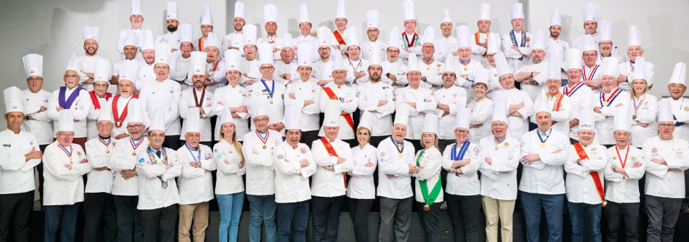 A group of chefs posing for a photo

Description automatically generated with medium confidence